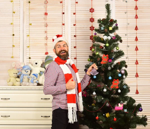 Święty Mikołaj ze szczęśliwą twarzą w pobliżu biura i choinki — Zdjęcie stockowe
