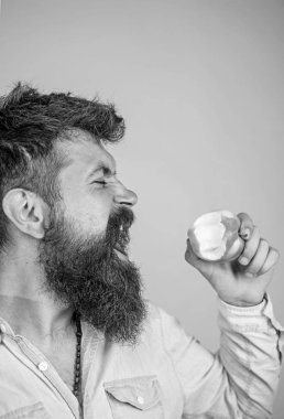 Adam yakışıklı hippi uzun sakal yeme apple ile. Elma adam diyet beslenme yiyor meyve seviyorum. Meyve sağlıklı yemek saati her zaman iyi bir fikir. Sağlıklı beslenme kavramı. Hipster aç sulu olgun elma ısırıkları