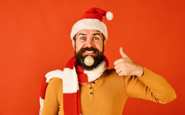 Santa başparmak ortaya çıktı. Noel Baba altın topu tutuyor