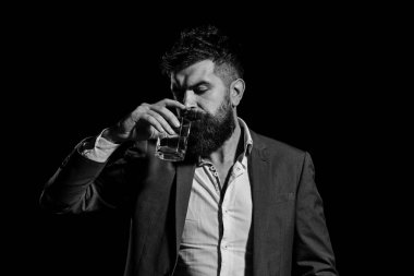 Zarif görünümlü bir uzman konyak ya da brendi içer.