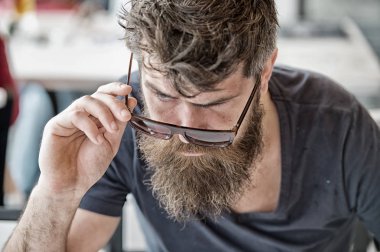 Sakal erkeklik özniteliği. Adam hipster tutun güneş gözlüğü kentsel arka plan sakallı. Sakal ve bıyık maço katı yüz emin acımasız tutun güneş gözlüğü bak. Sakal temsil erkeklik