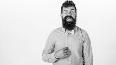 Adam şık sakal ve bıyık komik surat yapma. Sakallı adam kırmızı holding kağıt papyon, parti kavramı kontrol ettim. Beyaz arka plan üzerinde izole parti aksesuarları ile poz uzun sakallı hippi