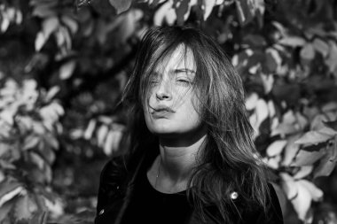 Arka plan kadın sorunlu yüz üzerinde sarı sonbahar yaprakları