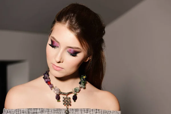 Estilo y concepto de moda: modelo con collar de colores mirando hacia abajo —  Fotos de Stock