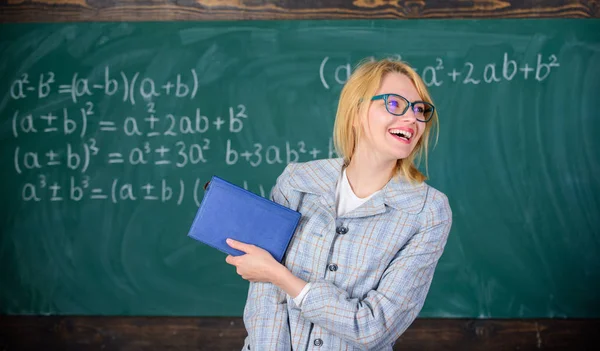 女の笑顔の先生は、本スタンド前面黒板を保持します。大学設立構想のための推薦。手紙推薦教師を要求します。勧告のヒント アプリケーション。素晴らしい推薦状 — ストック写真