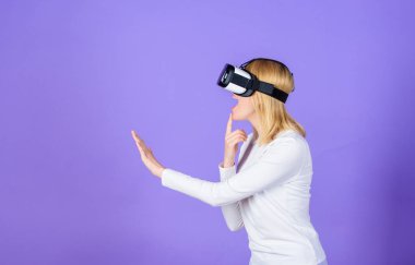 Sanal gerçeklik ve geleceğin teknolojisi. Kız kullanım modern teknoloji vr kulaklık. Dijital aygıt modern fırsat. Büyüleyici etkileşim sanal gerçeklik. Kadın baş monte görüntü menekşe arka plan