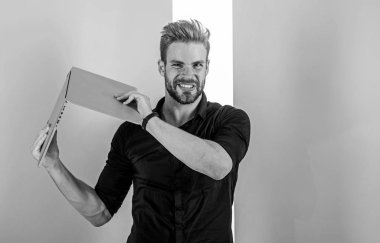 Adam şık görünüm işleri laptop deliriyor. Adam dizüstü reklamlar tarafından rahatsız. Internet reklamı. Rahatsız edici reklam internet üzerinde marka teşvik yapar go crazy insanlar kızgın agresif