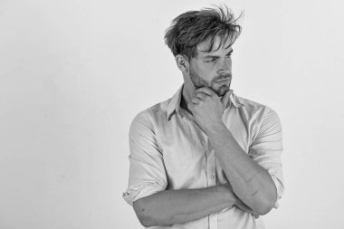 Beyaz arka plan üzerinde izole meraklı ve düşünceli yüzü olan adam