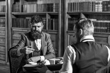 Sakallı adam yazar görüşmeler. Gazetecilik kavramı