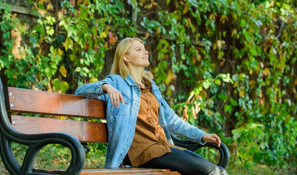 Menina sentar banco relaxante queda natureza fundo. Sentindo-se livre e relaxado. Mulher loira fazer pausa relaxante no parque. Mereces uma pausa para relaxar. Maneiras de dar-se descanso e desfrutar de lazer — Fotografia de Stock