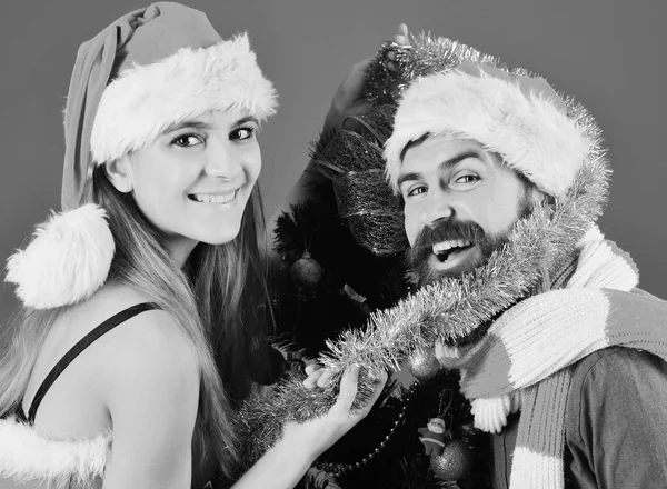 Vánoční večírek. Muž s vousy a žena s usmívajícími se tvářemi — Stock fotografie