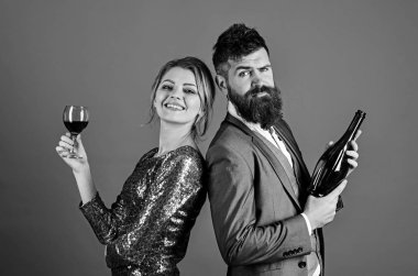 Kaç aşk şarap gülümseyen ve zor tatma içinde yüzler