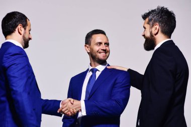 Liderlerin iş görüşmeleri var. Mutlu yüzlü iş adamları.