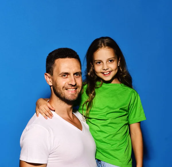 Padre e hijo con caras felices. Abrazo de hombre y niña — Foto de Stock