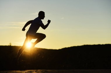 Sportif figürlü bir adam hayatı boyunca spor koşusu yapar..