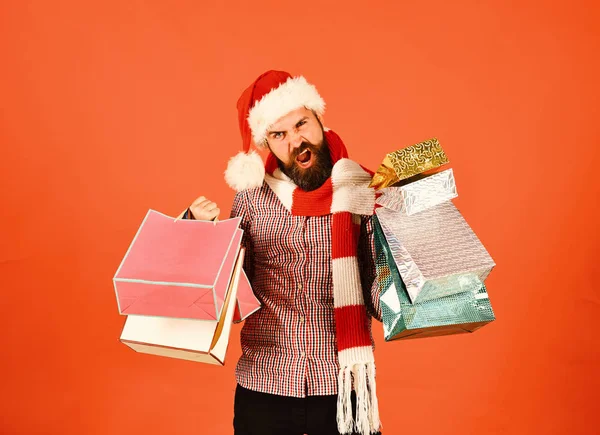Χριστούγεννα πώληση και εκπτώσεις έννοια. Άντρας με μούσι — Φωτογραφία Αρχείου