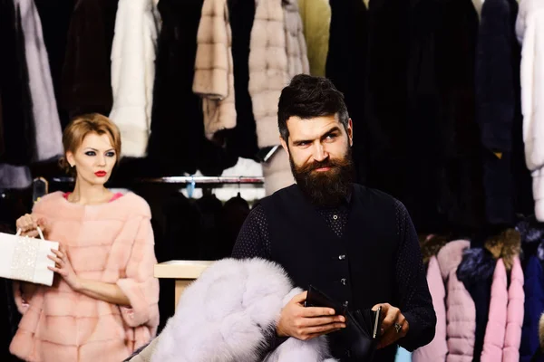 Pembe kürk manto kadında erkekte moda salonu ile. — Stok fotoğraf