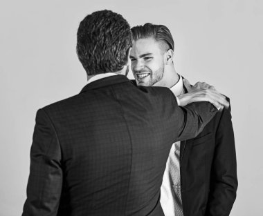 Mutlu yüz iş ortağı dinleme ceketli adam.