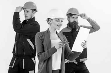 Kadın patron kavramı. Kask ile meşgul yüz kadın