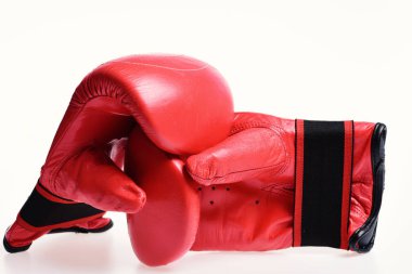 Spor ve dövüş sanatları konsepti. Kırmızı renkli boks eldivenleri.