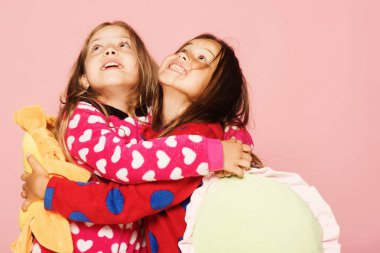 Çocuklar yukarı bakın ve pembe arka planda durun.