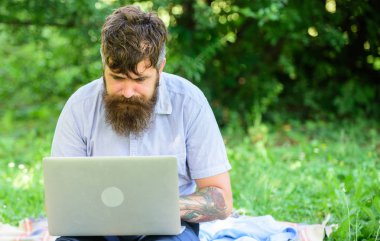 Bloglama için ilham. İlham arıyorsanız. Blogger doğa tarafından ilham kaynağı olma. Dizüstü sit çayır doğa arka plan ile sakallı adam. Yazar ilham doğa ortamı için arıyorsunuz
