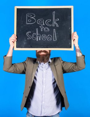 Öğretmen öğretim yılı başında hakkında bilgilendirir. Yeni öğretim yılı başında bize yeni fırsatlar verir. Öğretmen adam tutar blackboard yazıt başa okul mavi arka plan ile sakallı