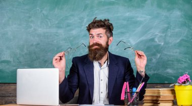 İyi vizyon tutmak için uygun gözlük seçmeniz gerekir. Göz ve görme ile dizüstü bilgisayar ve kitap nedenleri sorunları olan çalışması. Göz bakımı ve sağlık. Gözlük Bakımı göz sağlığı hakkında sakallı öğretmen