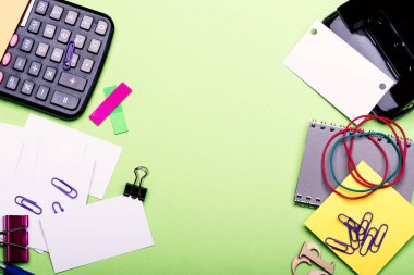 Not defteri, renkli yer imleri, elastik, klipler ve numaralar