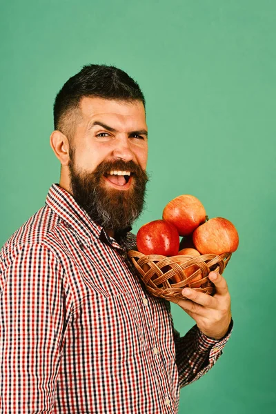 Αγρότης με χαρούμενο πρόσωπο κρατά κόκκινα μήλα — Φωτογραφία Αρχείου