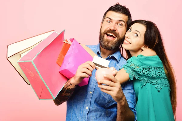 Chico con barba y señora con caras felices hacen compras —  Fotos de Stock