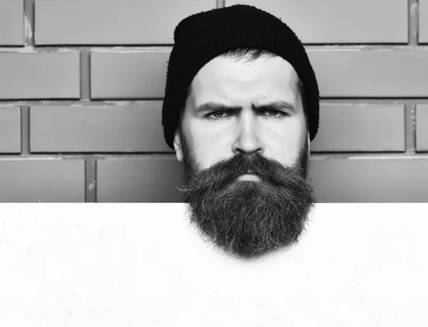 Barbu brutal hipster caucasien avec feuille de papier blanc — Photo