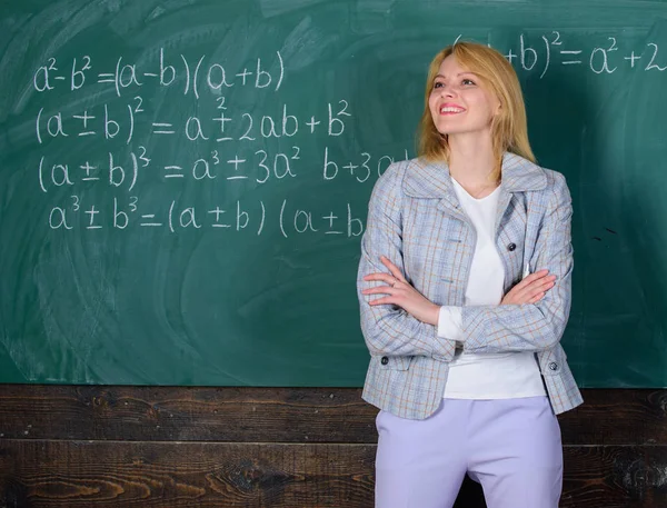 Condições de trabalho que os futuros professores devem considerar. Educador especialista pronto para ensiná-lo. Ela gosta do trabalho dela. De volta ao conceito de escola. Mulher sorrindo educador sala de aula quadro fundo — Fotografia de Stock