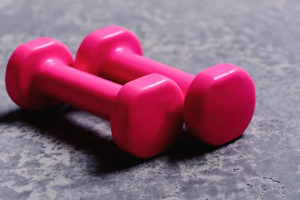 Barbells placés en parallèle, fermer. Concept de sport et mode de vie sain — Photo