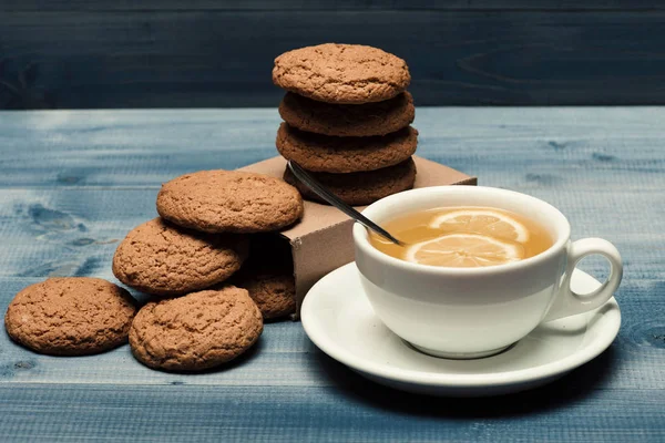 燕麦片饼干作为一杯茶的美味糕点 — 图库照片
