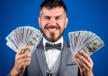 Kolay nakit krediler. Piyango kavramı kazanmak. İşadamı nakit para var. Nakit kolay ve hızlı bir şekilde olsun. Nakit işlem iş. Adam mutlu kazanan zengin doları banknot yığını mavi arka plan tutun.