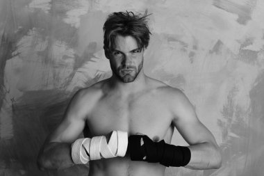 Kendine güvenen yüzü ve renkli arka planda çıplak gövdesi olan bir adam.