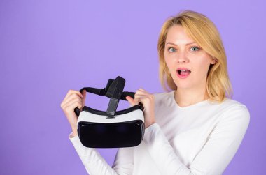 Kadın vr kulaklık gözlük menekşe arka plan tutun. Dijital aygıt ve modern olanakları. Kız kullanım modern teknoloji vr kulaklık. Sanal gerçeklik ve gelecekteki teknolojileri. Modern araç aksesuar