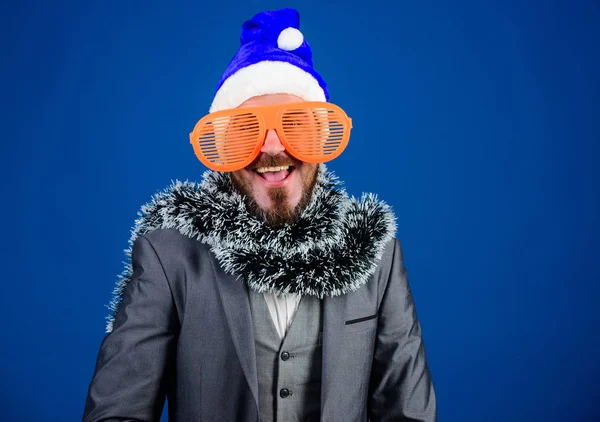 Der bärtige Hipster trägt Weihnachtsmütze und eine lustige Sonnenbrille. Manager Lametta bereit feiern das neue Jahr. Weihnachtsfeier Büro. Corporate Holiday Party Ideen, die Mitarbeiter lieben werden. Betriebliche Weihnachtsfeier — Stockfoto