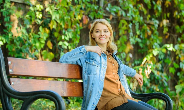 Yollar teslim kırmak ve eğlence keyfini çıkarın. Kız sit tezgah Sonbahar Doğa arka plan rahatlatıcı. Özgür ve rahat hissediyorum. Kadın sarışın mola rahatlatıcı Park. Relax için molayı hak