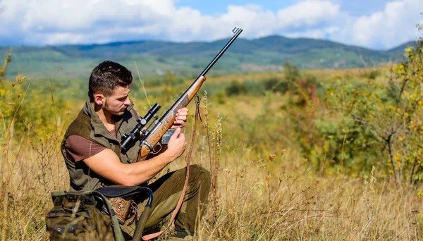 Troféu de caça. Caçador com espingarda à procura de animais. Caça hobby e lazer. Homem a carregar espingarda de caça. Conceito de equipamento de caça. Hunter roupas cáqui pronto para caçar fundo natureza — Fotografia de Stock