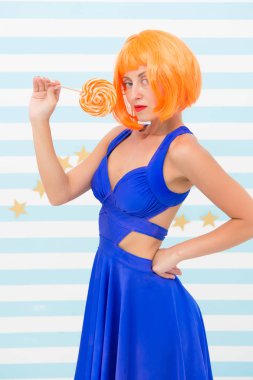 Lolipoplu mutlu poster modeli. Lolipopu olan havalı bir kız. Seksi bir kadın. Turuncu saçlı moda kızı eğleniyor. Oyuncu modunda çılgın bir kız. Çok eğlenceli. Partinin tadını çıkarıyorum. Hoş görünüş. Deliriyorum