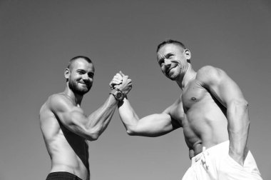 Erkekler kaslı güvenle el vücut. Sporcular kas göbek bilek güreşi poz. Kas çocuklar birbirlerini karşılamak. Açık tokalaşırken erkekler seksi kaslı çıplak gövde. Seni gördüğüme çok sevindim