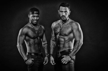 Afrika ve İspanyol erkekler seksi çıplak gövde. Erkekler kas vücut dövmesi. Moda modelleri kas göğüs. Sporcular kas poz göbek. Spor ve welness. Kas ve erkeksi çocuklar rahat görünüyor