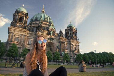 Berlin Katedrali 'nin önünde oturmuş çikolata yiyorum.