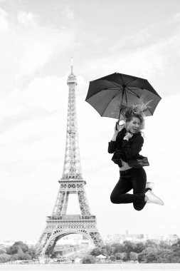 Mutlu kadın seyahat de paris, Fransa. Kadın moda şemsiye ile atlamak. Güzellik ile Eyfel Kulesi bak. Beyaz arka plan üzerinde izole Parisian. Seyahat ve yolculuk tutkusu. Yaz tatili keyfini