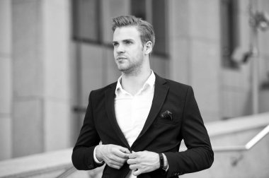 Tek tip iş ortamları edep profesyonellik Kültür Örgütü dokuma. Adam resmi elbise işadamı de kentsel arka plan bakımlı. Profesyonel kıyafetleri giymek profesyonel ortamlarda