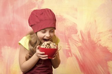 çikolatalı kurabiye ile önlük kırmızı Şef şapkalı küçük kız