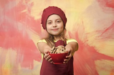 çerez gıda ile şapkalı kız Şef veya çocuk aşçı