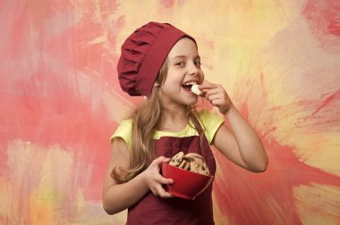 aşçı şapkayla çikolata kurabiye tatlı yeme mutlu küçük kız